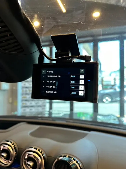 부산 벤츠 W206 C300 아이나비 QXD8000 블랙박스 스마트, 케어쉘 CZ016 보조밧데리 시공으로 방전없이 차량 보호하기! / 부산 동래, 양산