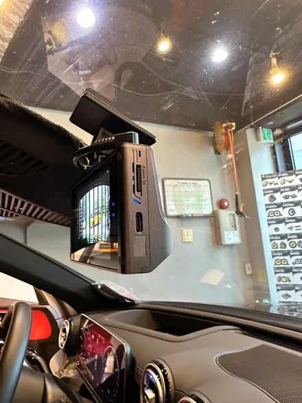 부산 벤츠 W206 C300 아이나비 QXD8000 블랙박스 스마트, 케어쉘 CZ016 보조밧데리 시공으로 방전없이 차량 보호하기! / 부산 동래, 양산