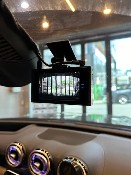 부산 벤츠 W206 C300 아이나비 QXD8000 블랙박스 스마트, 케어쉘 CZ016 보조밧데리 시공으로 방전없이 차량 보호하기! / 부산 동래, 양산