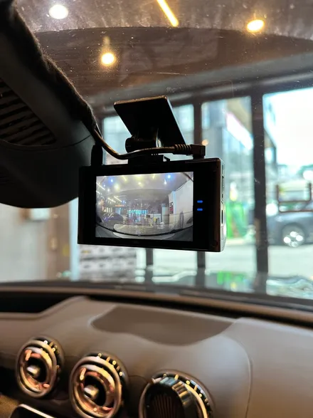 부산 벤츠 W206 C300 아이나비 QXD8000 블랙박스 스마트, 케어쉘 CZ016 보조밧데리 시공으로 방전없이 차량 보호하기! / 부산 동래, 양산
