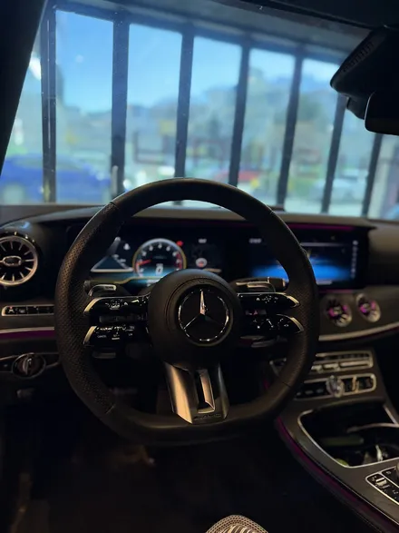 부산 벤츠W213 E클래스 차주라면 탐나는 실내튜닝 1순위 amg d컷 잠자리핸들 장착 / 부산 동래, 양산