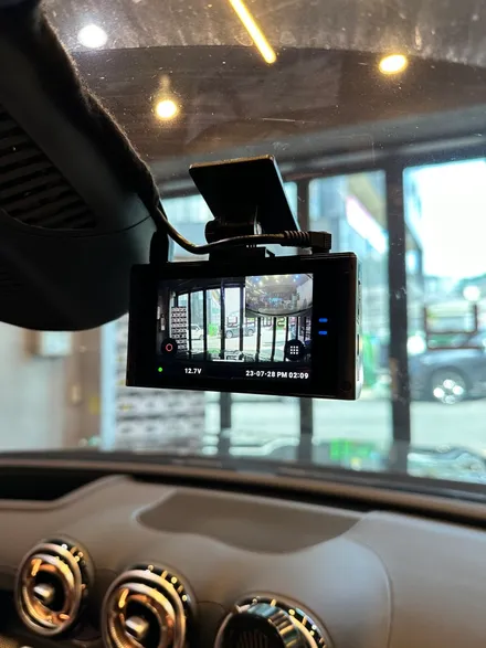 부산 벤츠 W206 C300 아이나비 QXD8000 블랙박스 스마트, 케어쉘 CZ016 보조밧데리 시공으로 방전없이 차량 보호하기! / 부산 동래, 양산