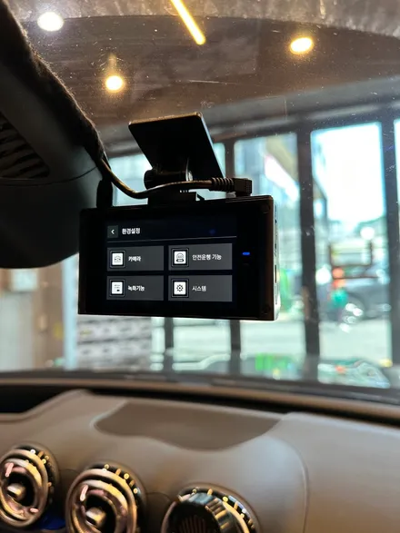 부산 벤츠 W206 C300 아이나비 QXD8000 블랙박스 스마트, 케어쉘 CZ016 보조밧데리 시공으로 방전없이 차량 보호하기! / 부산 동래, 양산