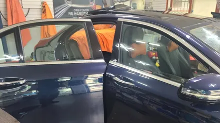 벤츠 E300 푸른 하늘을 담은 블락포디 스카이블루 반사썬팅