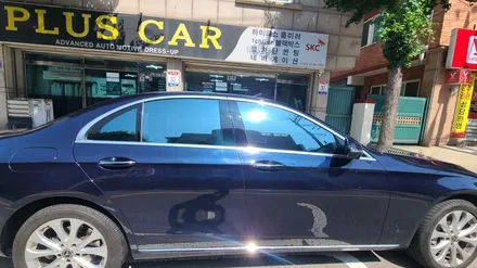 벤츠 E300 푸른 하늘을 담은 블락포디 스카이블루 반사썬팅