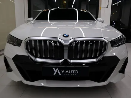 BMW 520i 아이코닉 글로우 랩핑,사이드미러 블랙 랩핑 / 인천 연수구 송도동