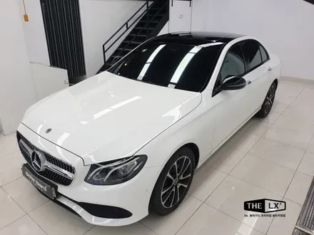 인천 벤츠 E300 탑폴리에 루프스킨시공으로 파노라마선루프 느낌물씬!! / 인천 연수구 송도동