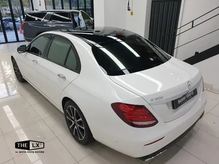 인천 벤츠 E300 탑폴리에 루프스킨시공으로 파노라마선루프 느낌물씬!! / 인천 연수구 송도동
