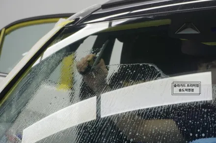 벤츠 E300 솔라가드 프리미엄 티타늄 썬팅으로 합리적인 인천 썬팅 재시공 완성 (블랙박스, 보조배터리) / 솔라가드 프리미엄 송도직영점 / 인천 연수구 송도동