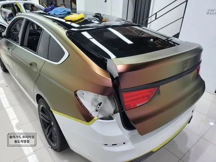 인천 랩핑 재시공 BMW 5GT  Satin Flip Volcanic Flare (사틴 플립 볼캐닉 플레어) 전체랩핑으로 신비로운 존재감 폭발!! (솔라가드 프리미엄 송도직영점) / 인천 연수구 송도동