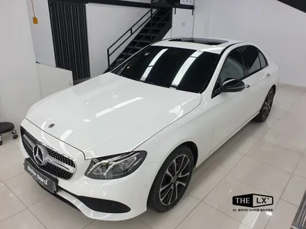 인천 벤츠 E300 탑폴리에 루프스킨시공으로 파노라마선루프 느낌물씬!! / 인천 연수구 송도동