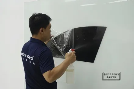 벤츠 E300 솔라가드 프리미엄 티타늄 썬팅으로 합리적인 인천 썬팅 재시공 완성 (블랙박스, 보조배터리) / 솔라가드 프리미엄 송도직영점 / 인천 연수구 송도동