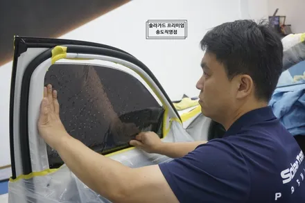 벤츠 E300 솔라가드 프리미엄 티타늄 썬팅으로 합리적인 인천 썬팅 재시공 완성 (블랙박스, 보조배터리) / 솔라가드 프리미엄 송도직영점 / 인천 연수구 송도동