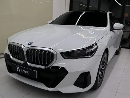 BMW 520i 아이코닉 글로우 랩핑,사이드미러 블랙 랩핑 / 인천 연수구 송도동