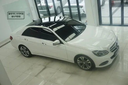 벤츠 E300 솔라가드 프리미엄 티타늄 썬팅으로 합리적인 인천 썬팅 재시공 완성 (블랙박스, 보조배터리) / 솔라가드 프리미엄 송도직영점 / 인천 연수구 송도동