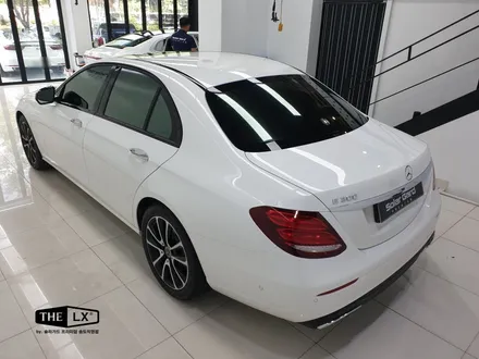 인천 벤츠 E300 탑폴리에 루프스킨시공으로 파노라마선루프 느낌물씬!! / 인천 연수구 송도동