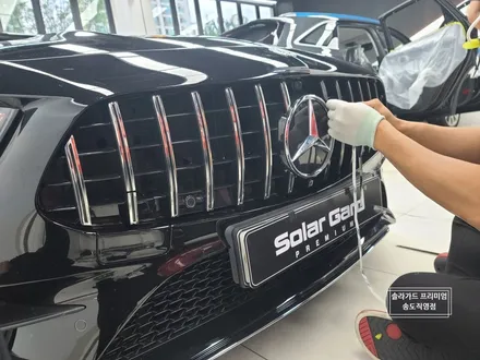 인천 랩핑 벤츠 CLS 400D 그릴랩핑으로 올블랙 시크 포스! 크롬죽이기 랩핑은 역시 솔라가드 프리미엄 송도직영점!! / 인천 연수구 송도동
