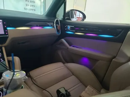 포르쉐 카이엔 SB 무빙엠비언트+풋등+운전석라인 추가-화이트라인 / 대전 서구 도마동