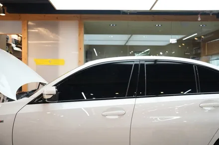BMW 320i, 흰색 차일 때 빛을 발하는 부분 PPF / 서울 마포구 성산동