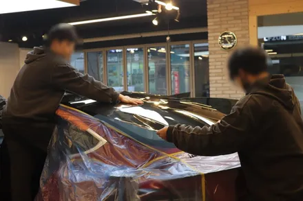 테슬라 모델3, 마포 윈도틴팅 셰이드에서 블락포디 샴페인골드로 차량을 스포티한 모습으로 드레스업 / 서울 마포구 성산동