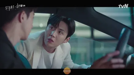 스타트업 김선호차 세컨카 라는 지붕이 열리는 하얀색 벤츠오픈카는 / 서울 마포구 성산동