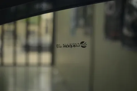 부산 사상구썬팅 스파크 뜨거운 여름철 대비 하셔서 손상된 필름 제거 후 재시공