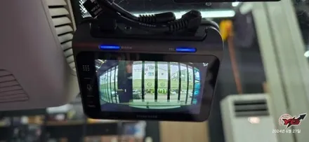 양산 벤츠E클래스 송풍구 엠비언트 4D 부메스터 블랙박스 보조베터리 한번에 작업하기!! / 경남 양산, 김해, 부산