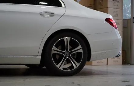 [ 벤츠 휠 튜닝] 벤츠 W213 E200 순정 18인치 휠 유광 블랙 + 다이아몬드 커팅 커스텀 작업!! 부천 휠 타이어 전문점 (주)티티 모터스 / 인천 서구 석남동