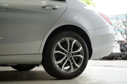 [벤츠 휠 튜닝] 벤츠 C 클래스 W205 C200D 아방가르드 17인치 휠로 교체 작업!! 벤츠 플라워 휠 + 벤츠 정품 휠 + 부천 휠 타이어 전문점 (주)티티 모터스 / 인천 서구 석남동