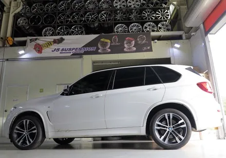 [BMW 휠튜닝] BMW X5 40D 휠교체작업. BMW X5,X6 M50D 정품 중고 20인치휠 + 피렐리 타이어 장착작업. 휠타이어 전문점 (주)티티모터스 / 인천 서구 석남동