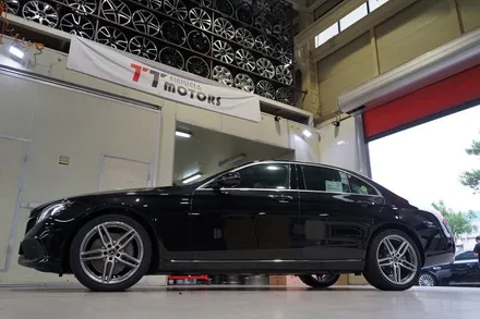 벤츠 E300 출고!! 벤츠 E300 AMG 라인 순정,중고 19인치휠 + 금호TA91 타이어 장차작업!! 휠전문점 부천 티티모터스 / 인천 서구 석남동