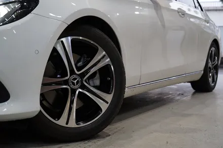 [ 벤츠 휠 튜닝] 벤츠 W213 E200 순정 18인치 휠 유광 블랙 + 다이아몬드 커팅 커스텀 작업!! 부천 휠 타이어 전문점 (주)티티 모터스 / 인천 서구 석남동
