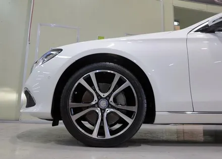 [ 신형 벤츠 W213 E300 휠 튜닝 작업 ] 벤츠 E220 스포츠 19인치 휠 + 미쉐린 PSS 타이어 장착. 티티 모터스 / 인천 서구 석남동