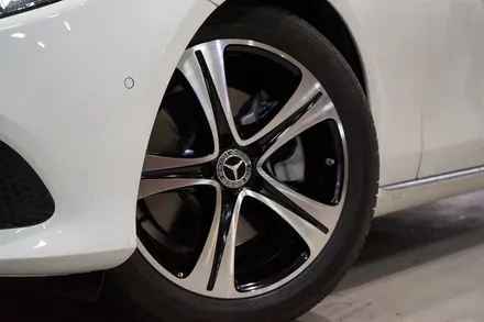 [ 벤츠 휠 튜닝] 벤츠 W213 E200 순정 18인치 휠 유광 블랙 + 다이아몬드 커팅 커스텀 작업!! 부천 휠 타이어 전문점 (주)티티 모터스 / 인천 서구 석남동