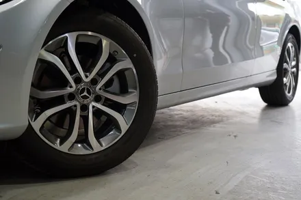 [벤츠 휠 튜닝] 벤츠 C 클래스 W205 C200D 아방가르드 17인치 휠로 교체 작업!! 벤츠 플라워 휠 + 벤츠 정품 휠 + 부천 휠 타이어 전문점 (주)티티 모터스 / 인천 서구 석남동