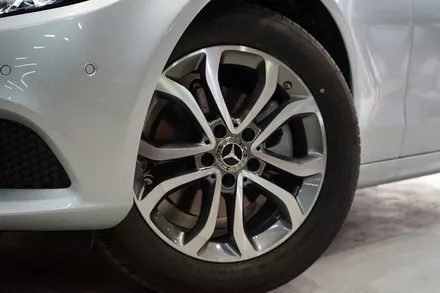 [벤츠 휠 튜닝] 벤츠 C 클래스 W205 C200D 아방가르드 17인치 휠로 교체 작업!! 벤츠 플라워 휠 + 벤츠 정품 휠 + 부천 휠 타이어 전문점 (주)티티 모터스 / 인천 서구 석남동