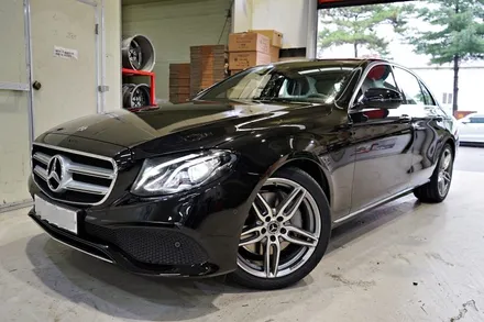 벤츠 E300 출고!! 벤츠 E300 AMG 라인 순정,중고 19인치휠 + 금호TA91 타이어 장차작업!! 휠전문점 부천 티티모터스 / 인천 서구 석남동