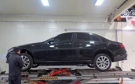 [벤츠 휠 튜닝] 벤츠 W213 E 클래스 E220D 휠교체!! 벤치 CLS 400 AMG 정품 19인치 휠 + 금호 마제스티 타이어 장착 작업!! 티티 모터스 / 인천 서구 석남동