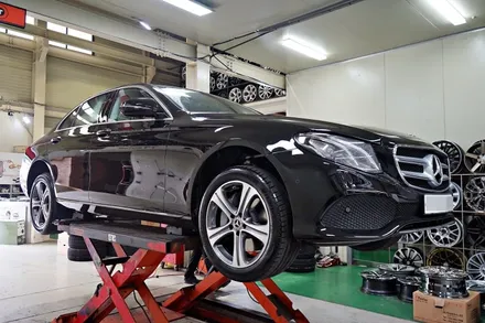 벤츠 E300 출고!! 벤츠 E300 AMG 라인 순정,중고 19인치휠 + 금호TA91 타이어 장차작업!! 휠전문점 부천 티티모터스 / 인천 서구 석남동