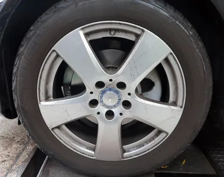 [벤츠 휠튜닝] 벤츠 W204 C클래스 C200D 아방가르드 정품 17인치휠로 교체작업!! 순정 중고휠 전문점 (주)티티모터스 + 휠타이어 전문점 / 인천 서구 석남동