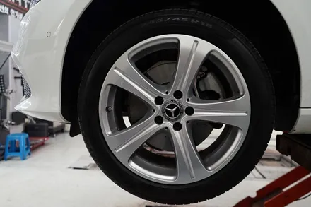 [벤츠 휠튜닝] 벤츠 E클래스 E200 정품 18인치 휠도장, 다이아몬드커팅 작업!! / 인천 서구 석남동