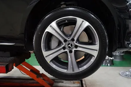 벤츠 E300 출고!! 벤츠 E300 AMG 라인 순정,중고 19인치휠 + 금호TA91 타이어 장차작업!! 휠전문점 부천 티티모터스 / 인천 서구 석남동