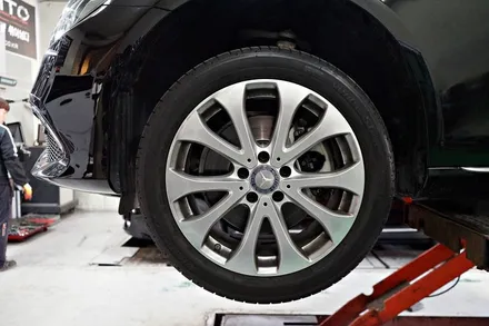 벤츠 E클래스 S400 18인치휠 + 금호 원터타이어 장착작업!! 벤츠휠 전문점 티티모터스 / 인천 서구 석남동