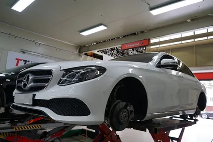 [벤츠 휠튜닝] 벤츠 E클래스 E200 정품 18인치 휠도장, 다이아몬드커팅 작업!! / 인천 서구 석남동