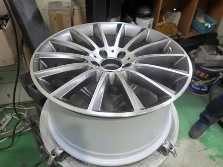 [벤츠 휠 튜닝] 벤츠 W213 E 클래스 E220D 휠교체!! 벤치 CLS 400 AMG 정품 19인치 휠 + 금호 마제스티 타이어 장착 작업!! 티티 모터스 / 인천 서구 석남동
