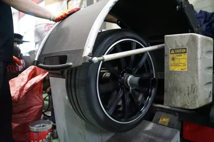 [벤츠 휠 튜닝] 벤츠 CLS63 AMG 순정 19인치 휠 교체 작업!! 정품 중고 휠 전문점 (주)티티 모터스 / 인천 서구 석남동