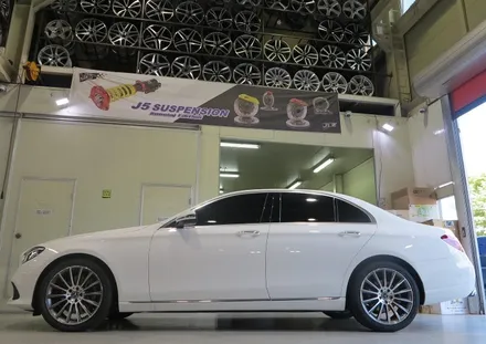 [ 벤츠E클래스] 벤츠 W213 E200 휠튜닝작업!! 벤츠 CLS 400 AMG 정품 19인치휠 + 금호타이어 장착작업!! 순정휠 전문점 (주)티티모터스 / 인천 서구 석남동