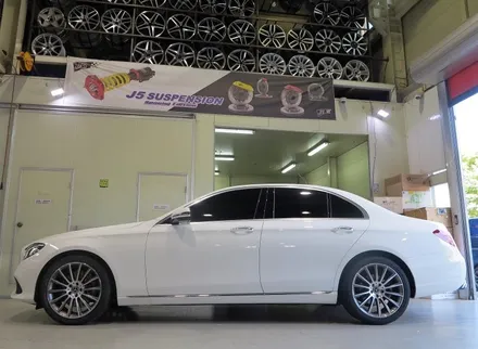 [ 벤츠E클래스] 벤츠 W213 E200 휠튜닝작업!! 벤츠 CLS 400 AMG 정품 19인치휠 + 금호타이어 장착작업!! 순정휠 전문점 (주)티티모터스 / 인천 서구 석남동