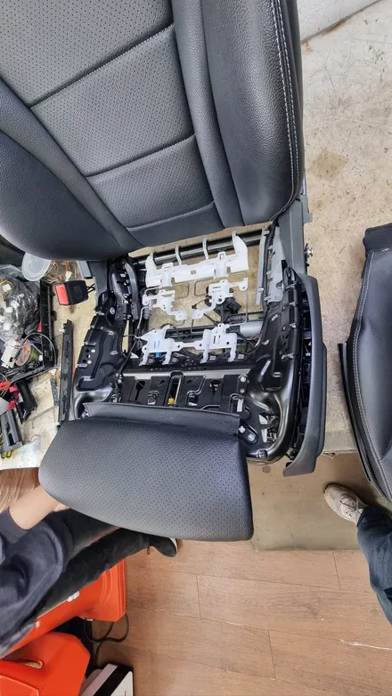 벤츠 C클래스 C220d 실내 시트 찢어짐 복원 가죽 복원 / 서울 성동구