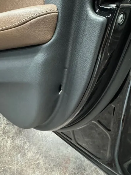 벤츠 E350 보조석 안전벨트에 찍힌 도어트림 복원 용인 자동차실내복원 전문 / 경기 화성